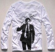 ナイツ塙Tシャツ（裏）。（C)TBS