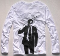 ナイツ塙Tシャツ（裏）。（C)TBS