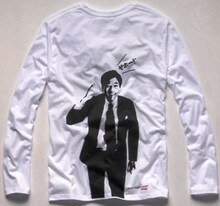 ナイツ塙Tシャツ（裏）。（C)TBS