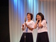 アマチュア女子中学生コンビ、チョコチェリーが制服で登場。教室のあるあるネタを披露した。緊張のせいか途中で詰まってしまう場面もあり、不合格となったが、プロを抑えて2回戦出場した健闘ぶりは称えたい。