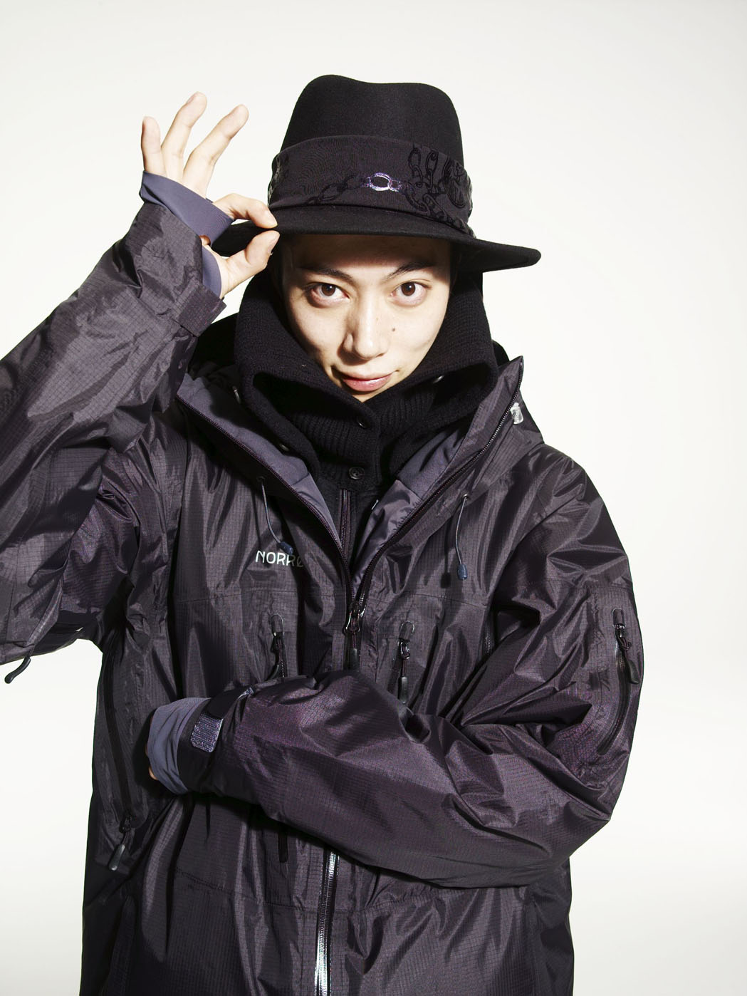 女性誌の掲載が多くポップな色合いの服装を披露してきた金田。今回は男性ファッション誌とあってこれまでとは違った一面を見せている。（c）マガジンハウス