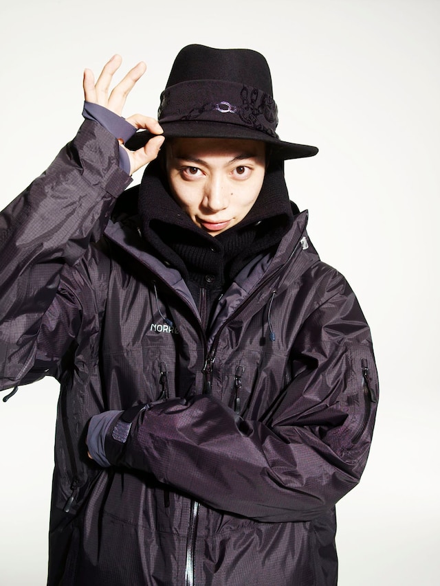 女性誌の掲載が多くポップな色合いの服装を披露してきた金田。今回は男性ファッション誌とあってこれまでとは違った一面を見せている。（c）マガジンハウス