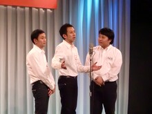 会場から歓声があがる人気ぶりの我が家。ファミレスを舞台に、あくまで杉山を心配していると言い張りつつ、けなす坪倉と谷田部。落ち着いた漫才を見せ3回戦進出。
