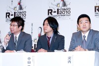 優勝者らしく、大人に囲まれ神妙に会見に臨む中山功太。