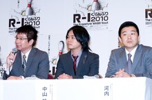 優勝者らしく、大人に囲まれ神妙に会見に臨む中山功太。