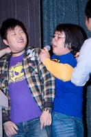 2人のケンカを止めようと、ジャック・バウアーが拳銃を手にしているのが見える。