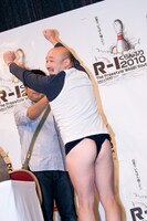 エールを送ろうとしたくまだ。やはりお尻が見えてしまう。この小道具の商品化は難しそうだ。