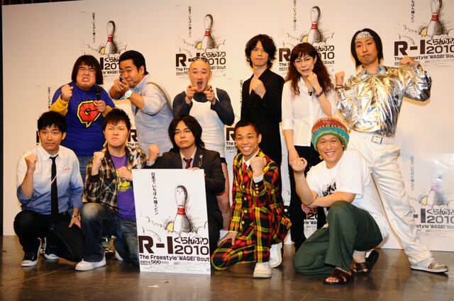 R-1ぐらんぷり2010に向けて（椿鬼奴以外）決意表明をするピン芸人たち。