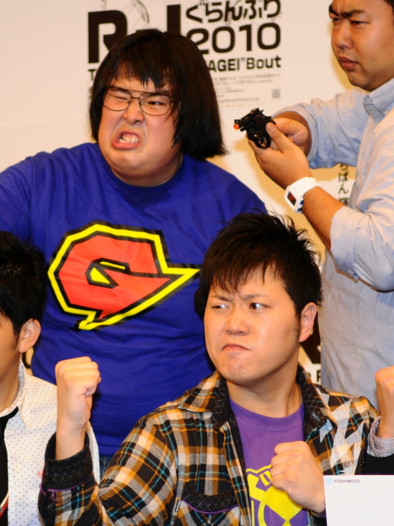 写真は「R-1ぐらんぷり2010」発表時記者会見のガリガリガリクソン。ガリガリガリクソンはYouTubeに惜しくも準決勝で敗退した今年のR-1を総括する動画をアップロードしている。