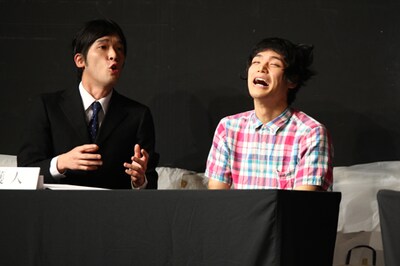 すさまじい噛みっぷりで敢えなく敗訴した弁護人の熊谷。すぐさま「上告」を叫ぼうとするがそれも噛む。(c)吉本興業