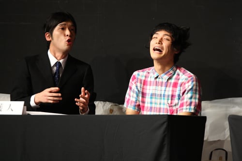 すさまじい噛みっぷりで敢えなく敗訴した弁護人の熊谷。すぐさま「上告」を叫ぼうとするがそれも噛む。(c)吉本興業