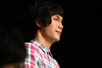 普段仲の良かった先輩から訴えられ動揺するも、先輩たちからのフリにはきちんと応えるもう中。(c)吉本興業