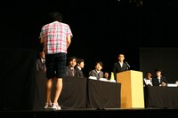 裁判員のLLR伊藤、佐久間一行、ポテト少年団菊地らの出した結論は有罪。(c)吉本興業