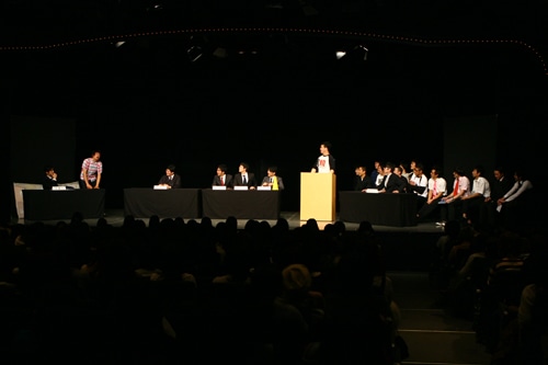 証人喚問に出廷したガリットチュウ福島。楽屋で見たもう中の発言や態度などを証言。(c)吉本興業