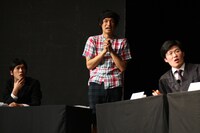 裁判官のカリカ林は、厳粛な面持ちでを両名の意見を検討。結果有罪判決でもう中は死刑に。(c)吉本興業