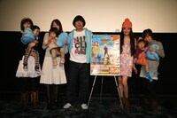 “モンスターを応援しようキャンペーン”で優秀賞を表彰された親子との記念写真。