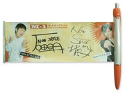 裏は、2人のサインが印刷されている。