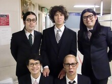 ギャグの伝授という難題で爆笑をさらったボーイフレンド宮川議員（左下）は見事MVP。渾身の面白い髪型もたいしていじられず、唯一の笑いは台につまずくだけだった5GAP秋本議員（右下）は次回議員からお手伝いに降格。ピース又吉議員（左上）は手押し相撲が得意であることが判明したが、Q太郎議員（右上）の変顔で立てなくなるほど爆笑し敗退。罰ゲームにより黒柳徹子のモノマネで首相（上中央）にダメ出しをした。