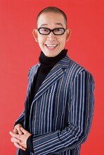 アイドルマニアとして知られる坂本ちゃん。趣味の絵画は個展を開くほどの腕前。(c)浅井企画