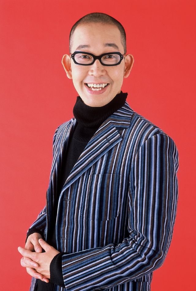 アイドルマニアとして知られる坂本ちゃん。趣味の絵画は個展を開くほどの腕前。(c)浅井企画