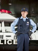 もはや伝統芸とも言える「警視庁」ネタを生放送で披露した柳沢慎吾。ポケットには当然、セロファンの付いたタバコケースが忍ばせてある。