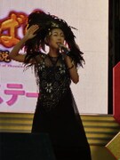 歌い終わると、「その勇気がすごい」と友近に褒められた椿鬼奴。「雲を見つめていれば気にならない」とコツを語った。