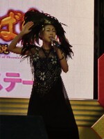 歌い終わると、「その勇気がすごい」と友近に褒められた椿鬼奴。「雲を見つめていれば気にならない」とコツを語った。