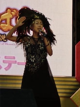 歌い終わると、「その勇気がすごい」と友近に褒められた椿鬼奴。「雲を見つめていれば気にならない」とコツを語った。