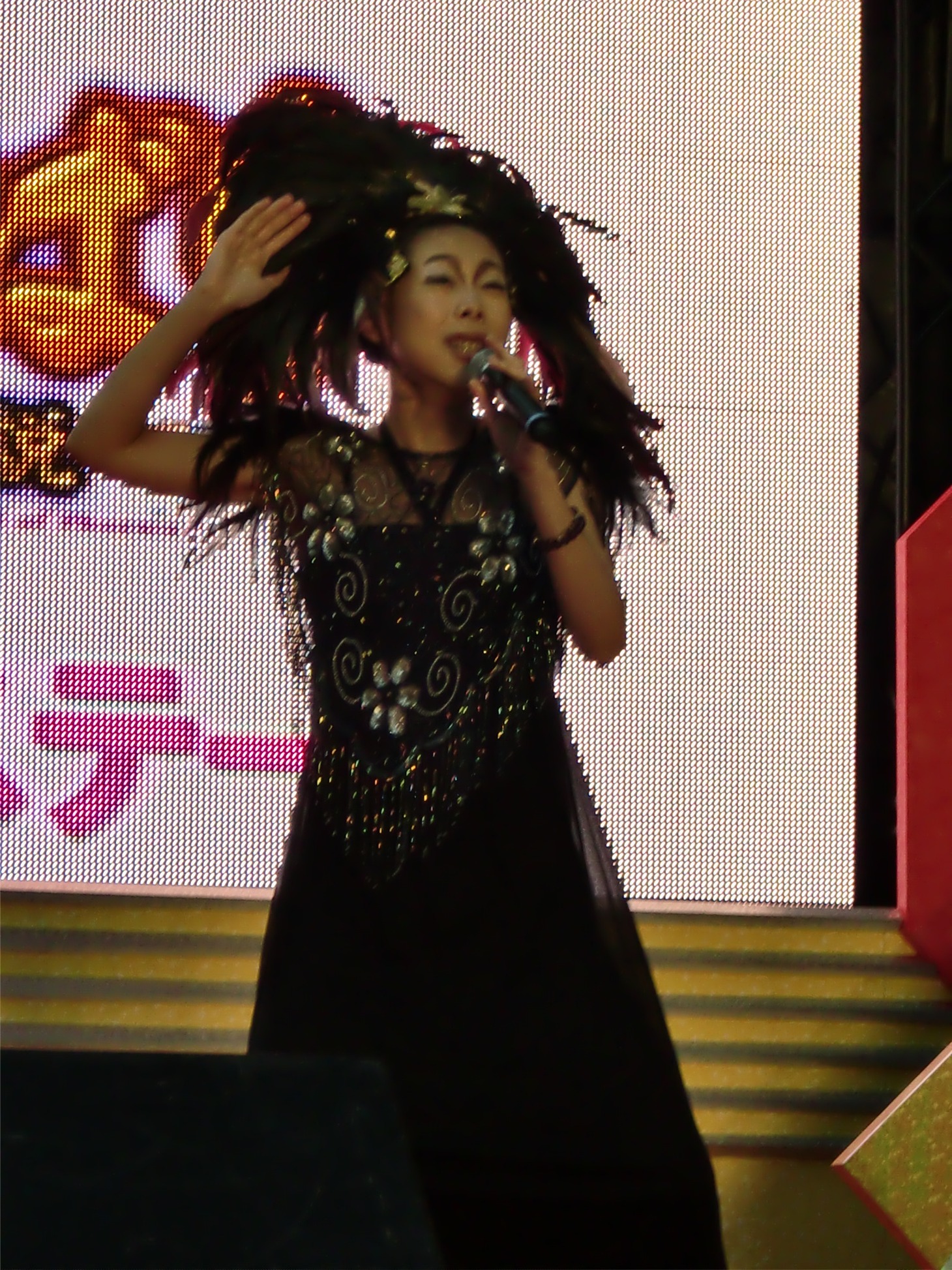 歌い終わると、「その勇気がすごい」と友近に褒められた椿鬼奴。「雲を見つめていれば気にならない」とコツを語った。