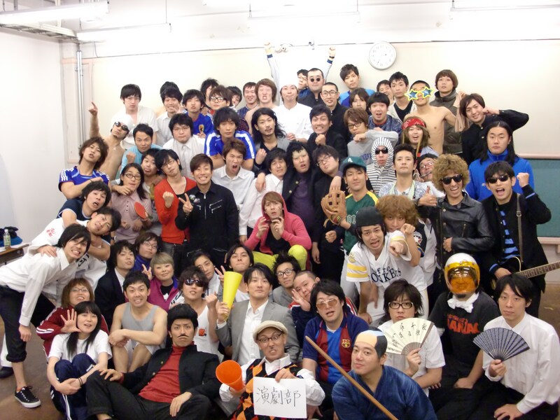 全員参加のポスター撮影。おのおの部活動をイメージした衣装を着ている。