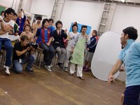 天狗の撮影をよってたかってひやかす芸人たち。撮影は終始大盛り上がりで、約4時間かかって終了した。