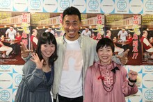 会見には、親交の深い未知やすえと山田花子も登場。未知にとって石田は、何かあったら夫である新喜劇座長・内場勝則より先に相談する人だそう。山田は意気込みを聞かれると「やる気はあります。頑張ります。」とコメントした。(c)吉本興業