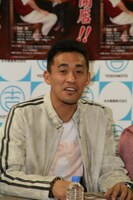 今回の舞台に関して石田は、「いつも大阪で一緒に新喜劇をやっていたメンバーに加え、品川・ルミネのメンバーにも面白いヤツがいっぱいいるので大阪でもお披露目したいな、と思っています」と語った。(c)吉本興業