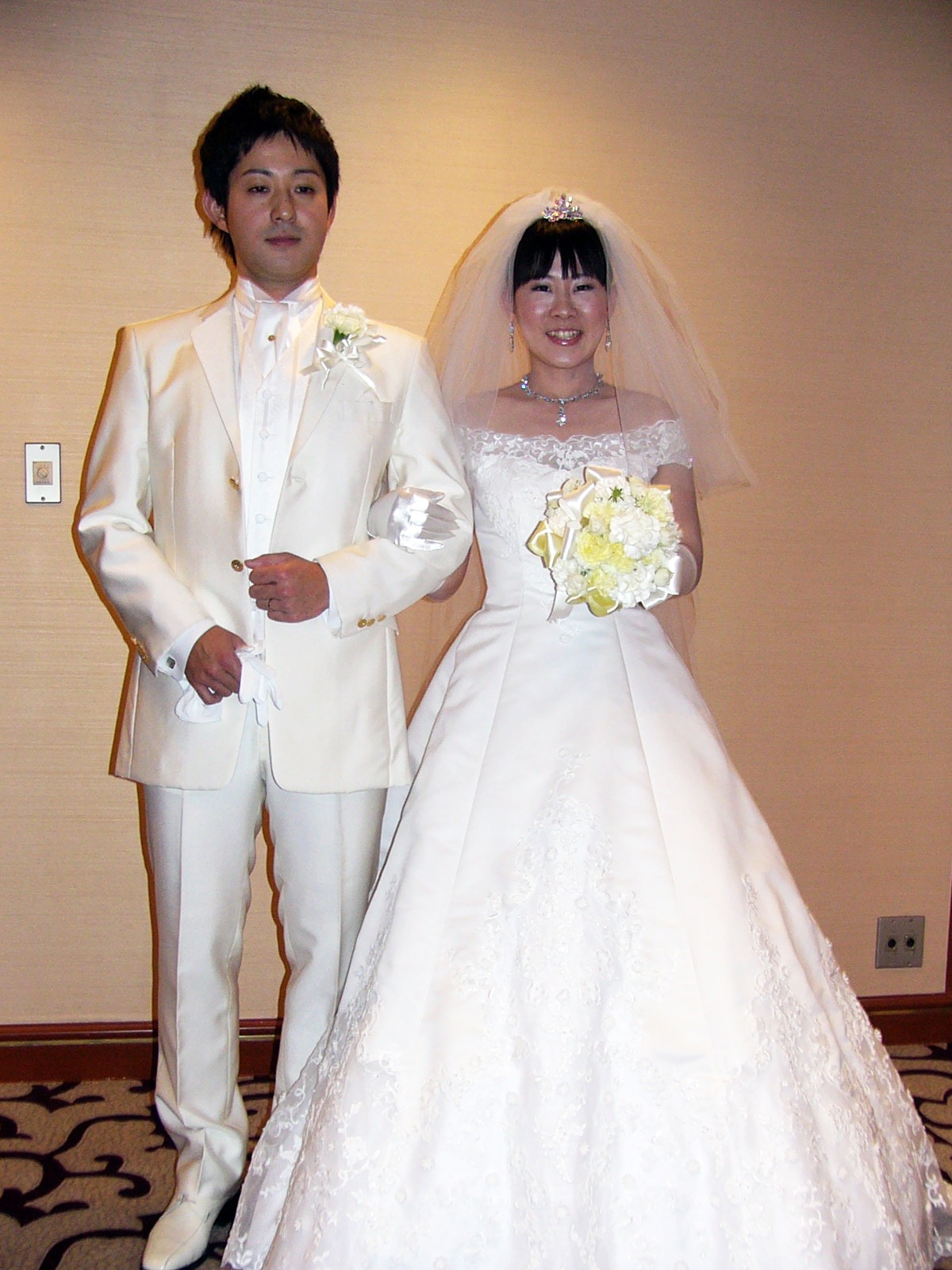 10年ほど前にバイト先で出会ったという2人。入籍発表時、岡は、新郎の北川清澄氏のことを「芸能人なら上地雄輔に似てます」と説明していた。(c)吉本興業