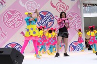 自身が作詞・作曲を手がけながら、デュエット時にうろ覚えだった50TAこと狩野英孝（右）。