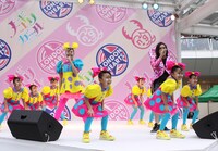 ちびっ子たちも笑顔で踊る。