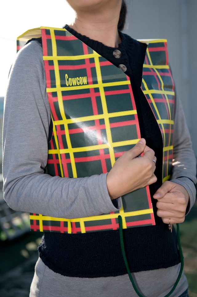 胸についた“COWCOW”のロゴがポイント。取っ手になっている紐がひと味違ったアクセントになっている。風を通さないので、これからの季節の防寒には最適。