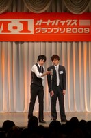 平成ノブシコブシは、破天荒な漫才で会場を沸かせていた。