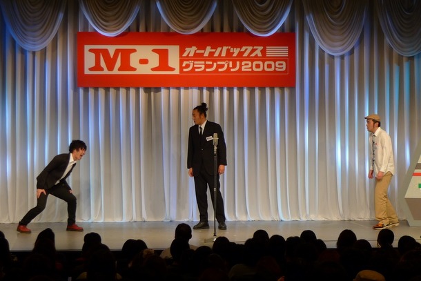 広い舞台を大きく使って会場を沸かせたグランジ。