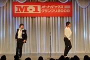 ステージ狭しと駆け回った南海キャンディーズ。
