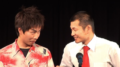 Owarai.tv内で漫才を披露するU字工事。