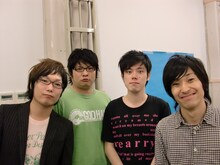 タモンズ（左）と井下好井（右）。2組ともユニット「東京ワン・ダース」のメンバー。次回ライブは12月27日に新宿シアターブラッツにて開催。