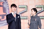 記者会見の司会進行を務めた藤井隆と加藤明子アナ。