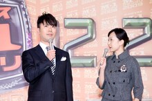 記者会見の司会進行を務めた藤井隆と加藤明子アナ。