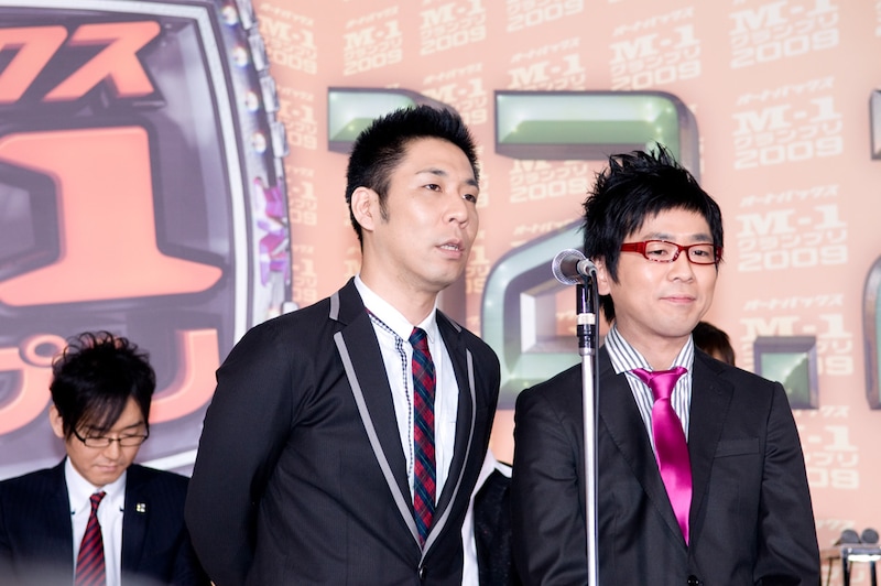 漫才日本一に輝いたパンクブーブー。左が佐藤哲夫、右が黒瀬純。