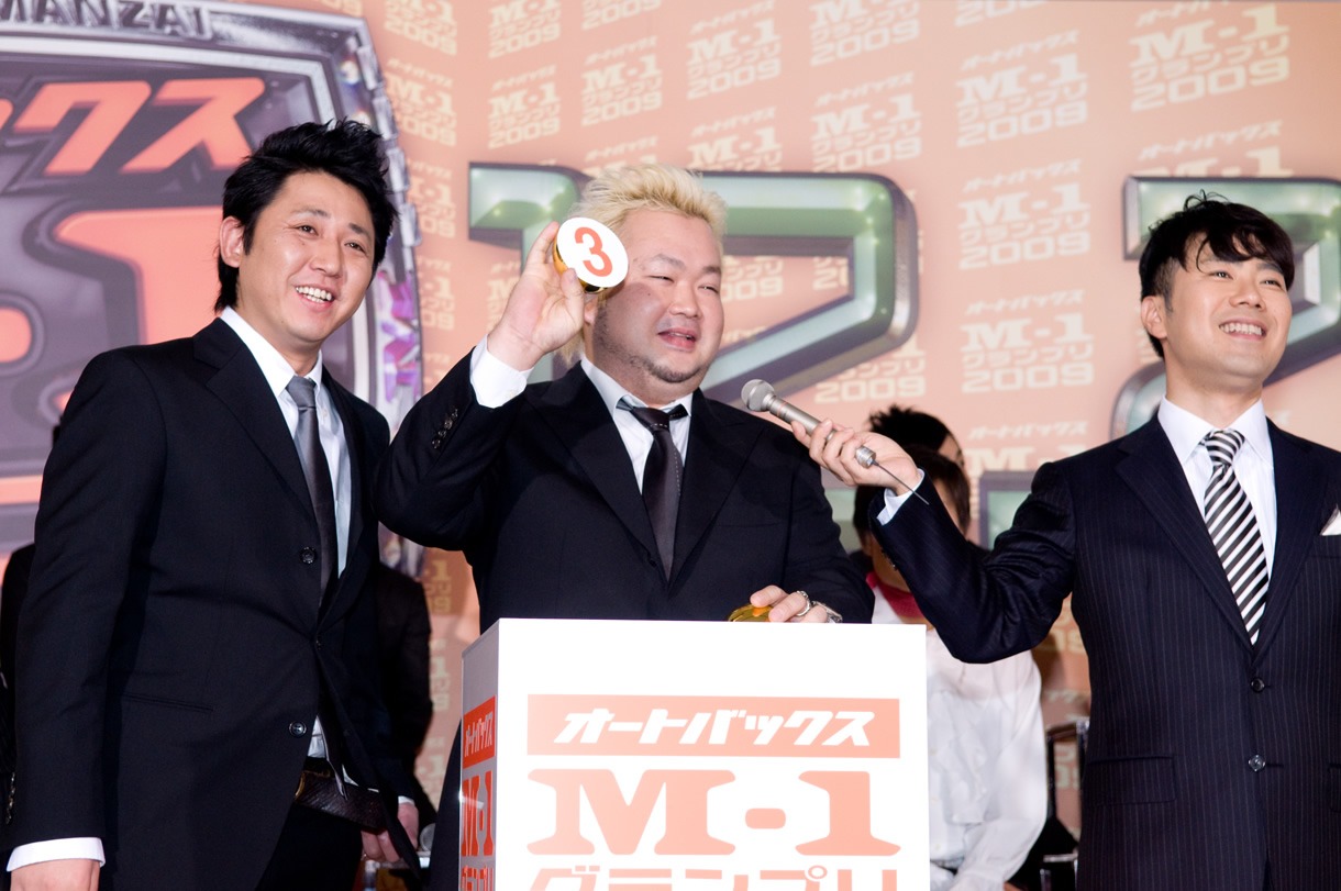 抽選時の様子（東京ダイナマイト）。