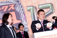 抽選時の様子（笑い飯）。