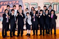 「M-1グランプリ2009」8組の決勝進出者たち。左からナイツ、南海キャンディーズ、東京ダイナマイト、ハリセンボン、笑い飯、ハライチ、モンスターエンジン、パンクブーブー。