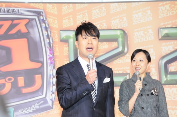 決勝進出者発表記者会見で司会を務めた藤井隆。