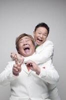 2009年12月現在のホンジャマカ。仲むつまじい石塚英彦（左）と恵俊彰（右）。